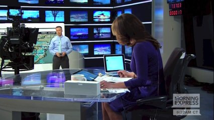 Robin Meade 04:07:15 (HEEL POP, 2 LEG CROSSES  BAREFOOT) Morning Express HLN