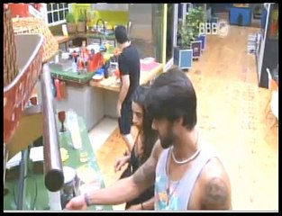 Junan e Alan na cozinha pós prova do líder