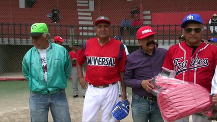Entrega de apoyos a la liga de beisbol de veteranos