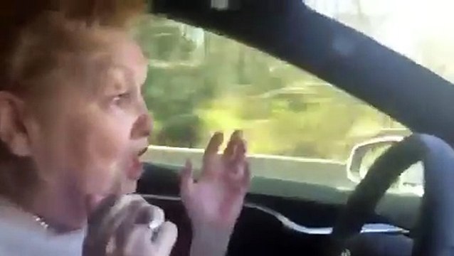 Реакция 70-летней женщины за рулём Tesla