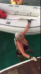 Technique pour monter dans un bateau pneumatique