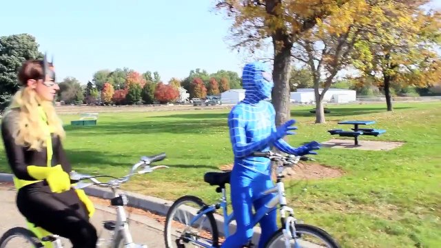 Amazing Голубой паук против Девушка-паук против реальной жизни супергероев Batgirl битвы!