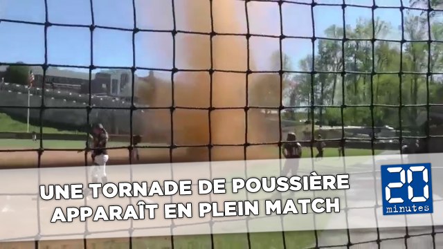 Une tornade de poussière interrompt un match de softblall aux États-Unis