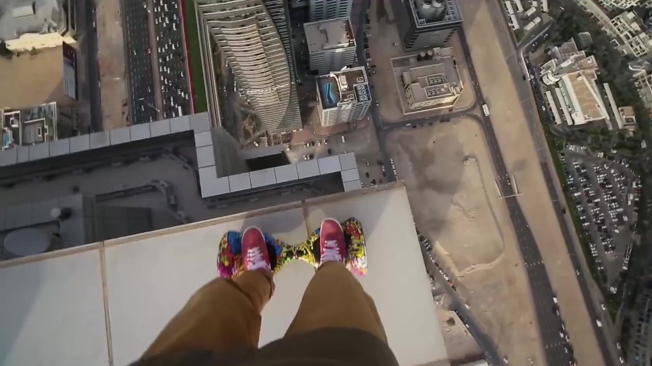 Il fait de l'hoverboard en haut d'une tour à Dubaï