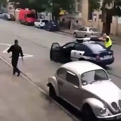 Avrupa'da Polise Taş Atana Böyle Müdahale Ediliyor