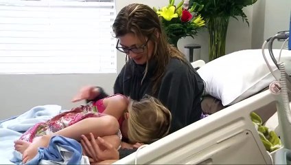 Sa mère fait un malaise dans la piscine et sa fille de 5 ans lui sauve la vie !