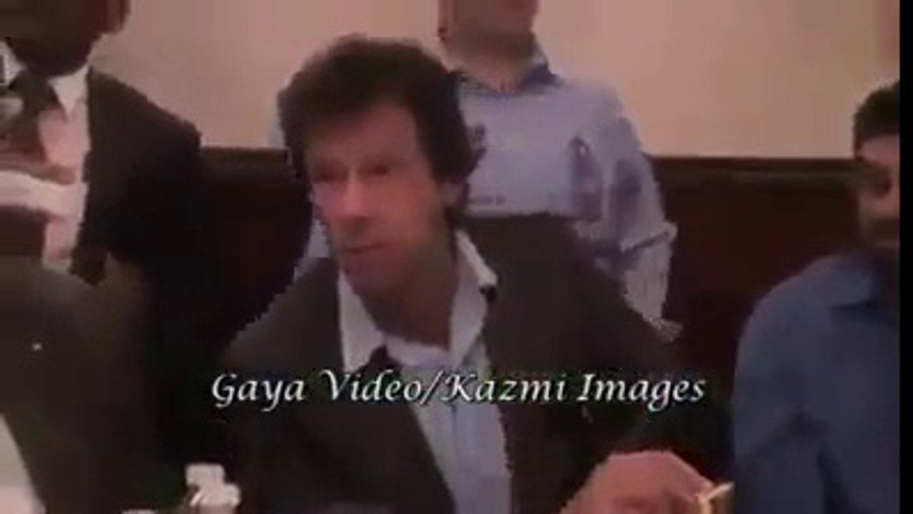 خان صاحب خالص پٹھان اسٹائل میں کھانا کھاتے ہوئے۔