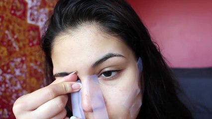 Elle met du scotch sur son visage, lorsqu’elle le retire… wow!