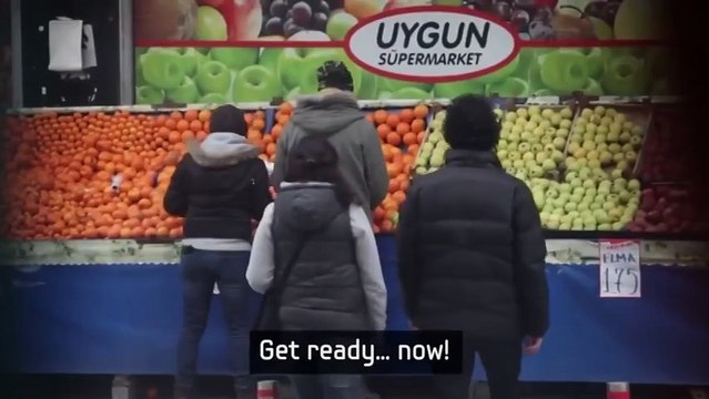 Очень круто!)))Люди месяц тайно учили язык жестов, чтобы удивить глухого соседа