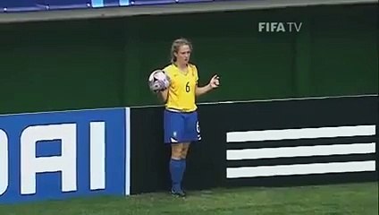 Superb Goal in Football By a Girl