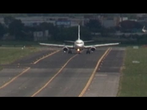 Napoli - Aereo atterra senza carrello a Capodichino (20.04.16)
