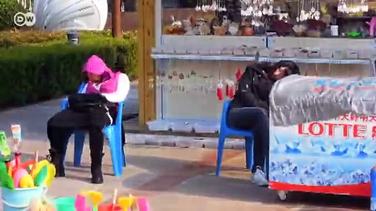 كراسي بلاستيك تتحول إلى مشروع فني