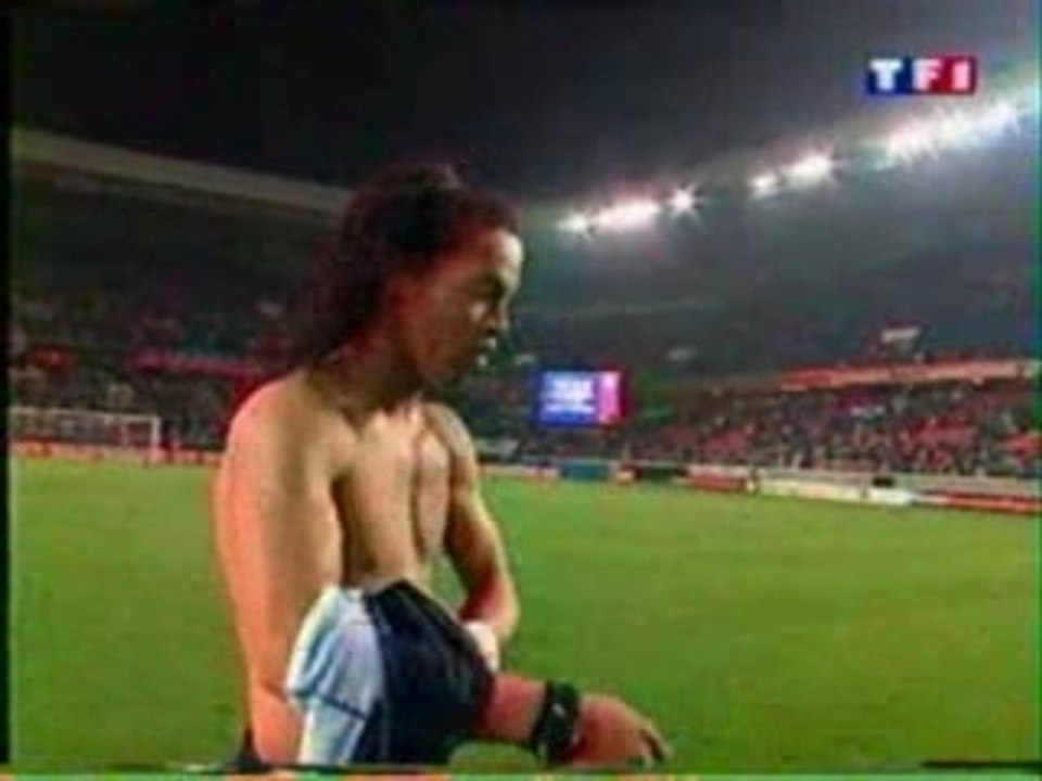 geste magnifique de ronaldinho au psg