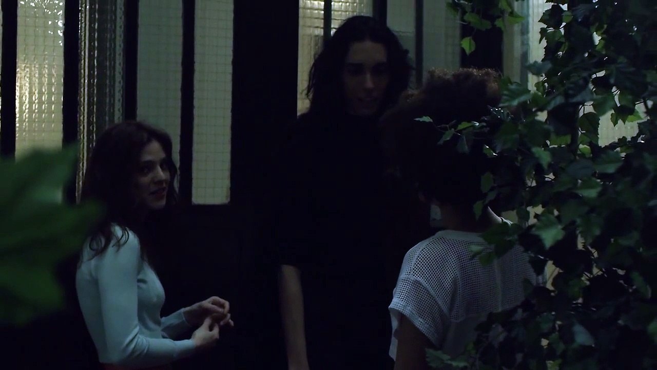 Yanis: Hypnotized - Dancers lose control in this electro-pop music video