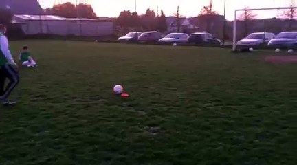 Moment de détente après une heure et demie de travail sérieux a l'entrainement. Le coach qui montre pas du tout l'exemple!