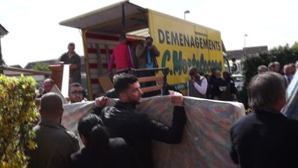 Avion : l'expulsion est annulée, la famille récupère ses meubles