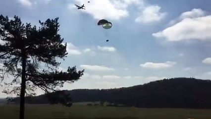 Largage raté de 3 Humvee pendant un exercice militaire