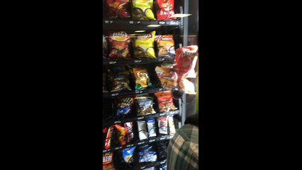 Des étudiants gagnent le gros lot avec un distributeur de nourriture défectueux