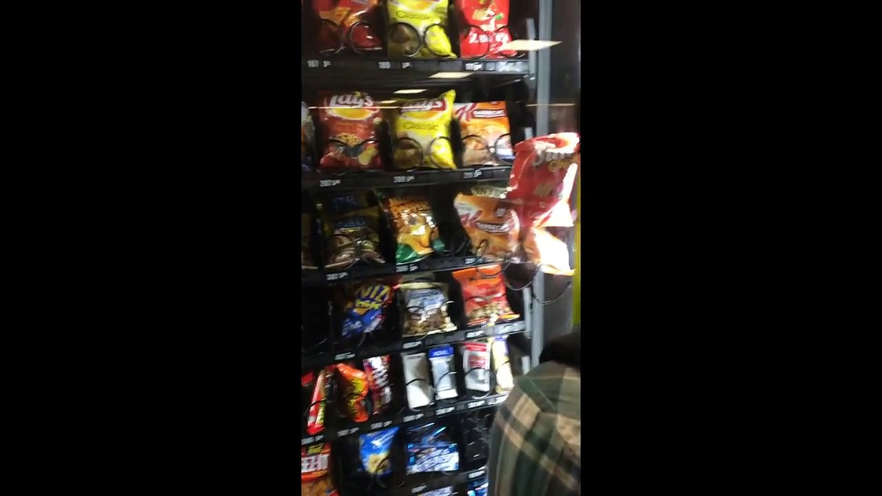 Des étudiants gagnent le gros lot avec un distributeur de nourriture défectueux