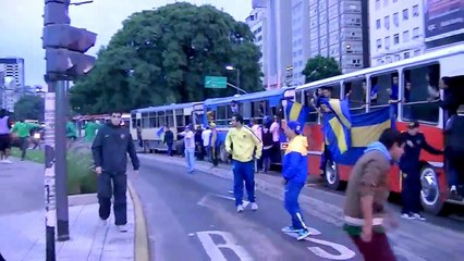 INCIDENTES EN EL OBELISCO PELEA DE HINCHADAS DE CALI Y BOCA JUNIORS 20_04_2016