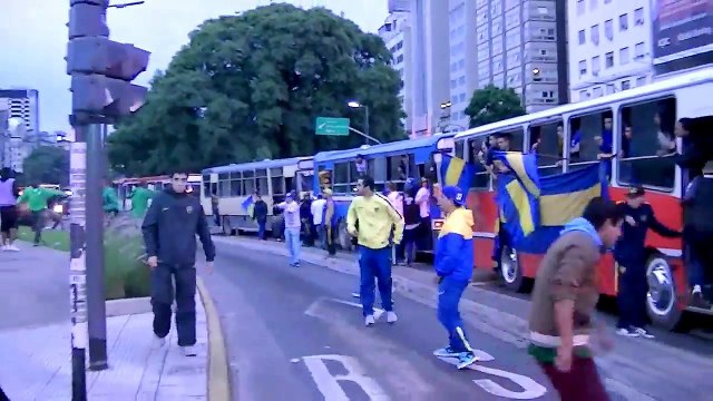 INCIDENTES EN EL OBELISCO PELEA DE HINCHADAS DE CALI Y BOCA JUNIORS 20_04_2016