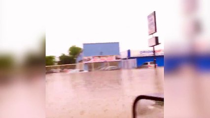 Hummer cruza carretera inundada: un submarino en Houston