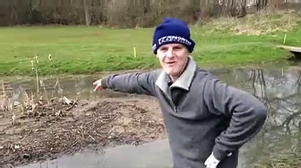 Un golfeur galère pour atteindre sa balle