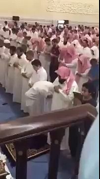 VIDEO INCROYABLE- En pleine seance de prière dans une mosquée, Un djinn n’arrive plus à supporter le récital de coran et se montre