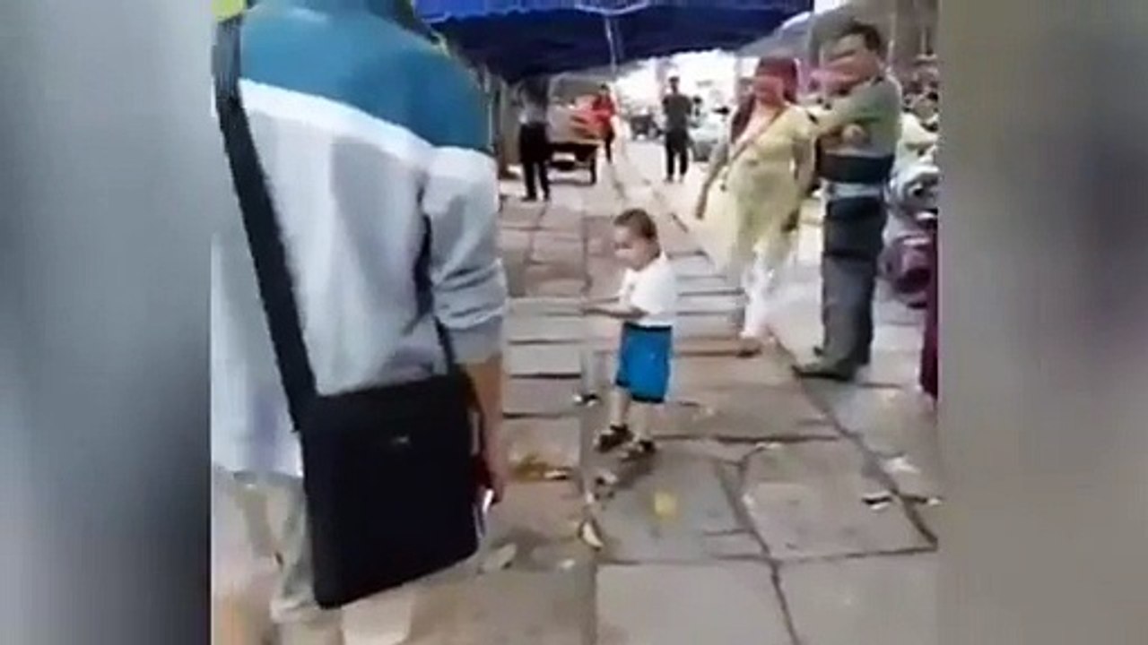 Little Chinese Boy with metal pipe Fights with Police - VIRAL VIDEO - Video Dailymotion