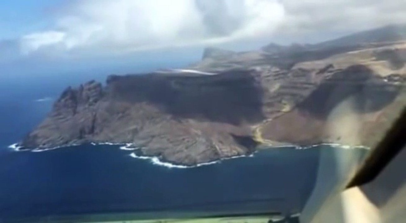 Une piste de 300m de long sur une île accueille son premier avion ! Îles St Hélène
