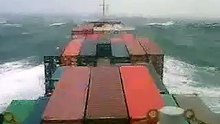Огромный контейнеровоз и шторм в 11 баллов