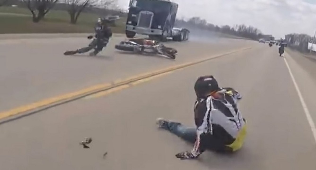 Un motard très chanceux frôle un camion après un accident avec un chien