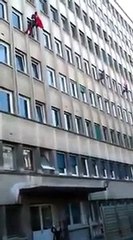 Batman Spiderman Superman et Captain America escaladent l'hôpital Necker