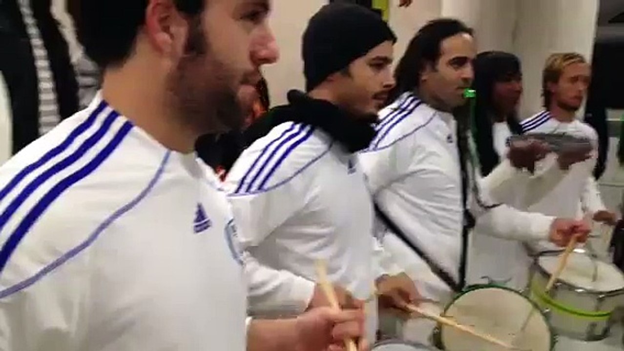 מתופפים ברזילאים במשחק כדורגל