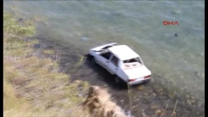 İzmir Otomobiliyle 30 Metreden Denize Uçtu