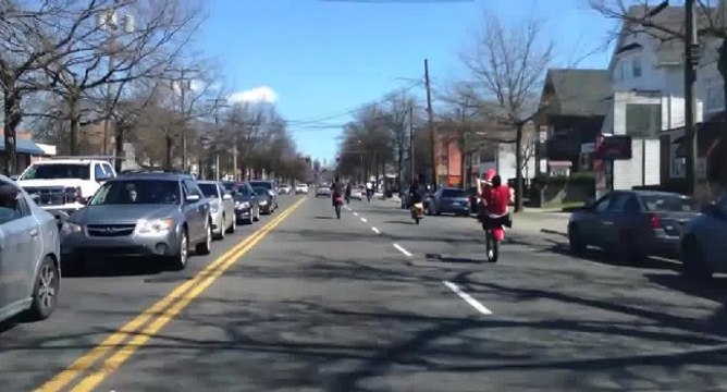 Des motards conduisent comme des fous sur la route