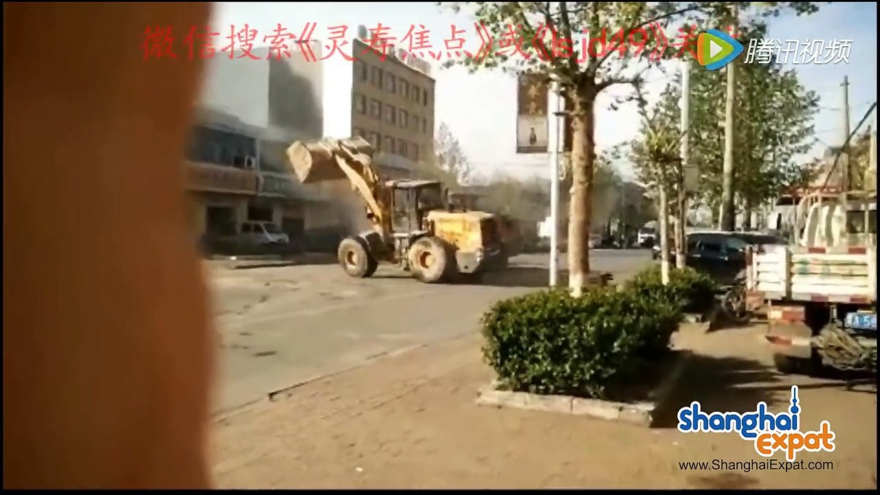 Une véritable baston de buldozers dans la rue en Chine