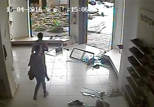 Une tornade détruit un magasin en quelques secondes !