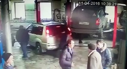 Un abruti sort son véhicule du garage