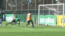Inacreditável! Robinho perde gol bizarro em treino do Palmeiras