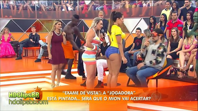 Porte-t-elle un vrai maillot où son corps est-il peint? Que pensez-vous de ce nouveau Jeu Tv brésilien ?