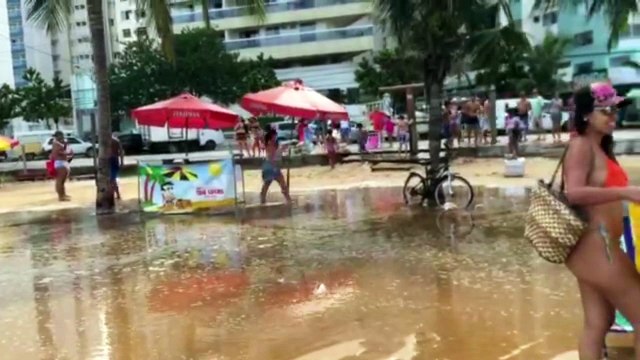Banhistas filmam ressaca com mar revolto e ondas grandes