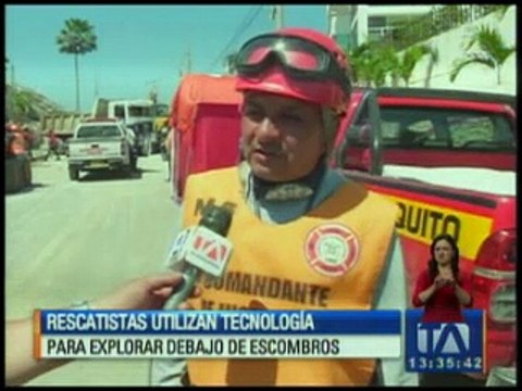Rescatistas utilizan tecnología para buscar debajo de los escombros