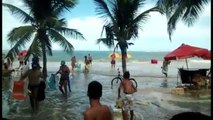 Banhista filma Praia da Costa tomada de água