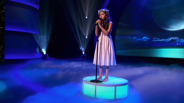 Une fille de 10 ans monte sur scène, et lorsqu’elle commence à chanter? Elle vous laissera bouche bée!