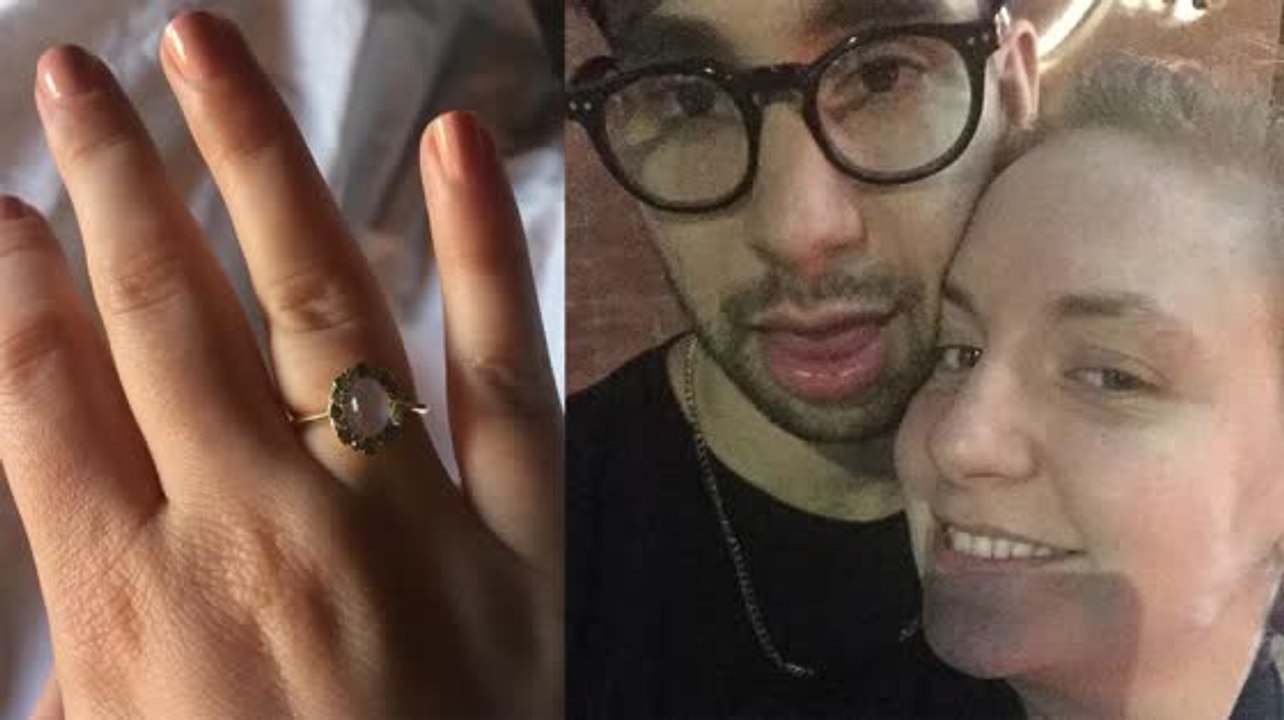 Lena Dunham zeigt ihren neuen Ring