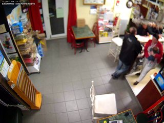 La patronne d'un bar fait fuir un braqueur