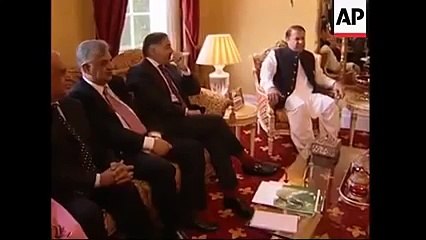 A Rare video of Benazir Bhutto visiting Nawaz Sharif's London apartments in 2007