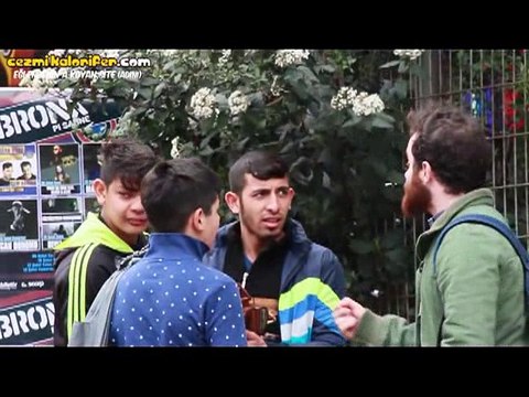 Espri Yapan İnsanlara Çok Komikmiş Bir Daha Yapma Bakışı Atmak