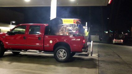 Il joue "Purple Rain" sur une batterie à l'arrière de son 4x4 pick-up !! RIP Prince